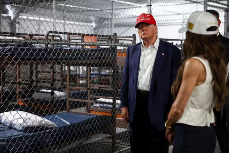 EUA: Trump visita prisão "Alcatraz dos Jacarés" para abrigar imigrantes ilegais