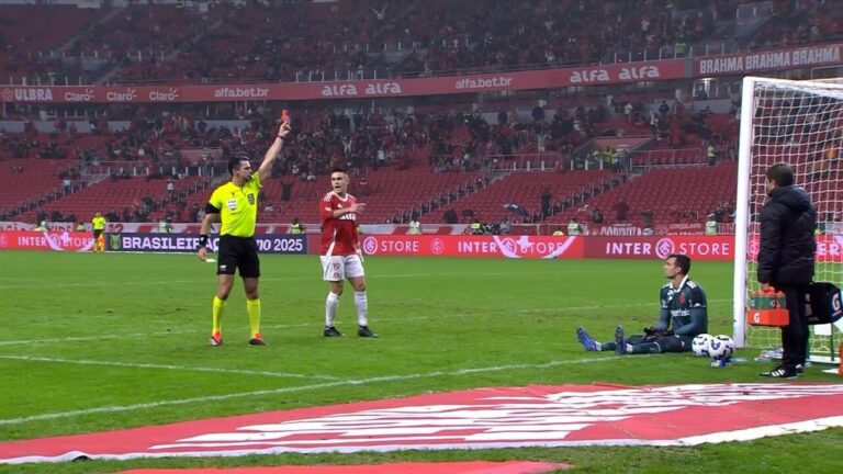 Vasco pede afastamento de juiz que expulsou goleiro em partida de empate com o Internacional: "Erro ou incompetência?"