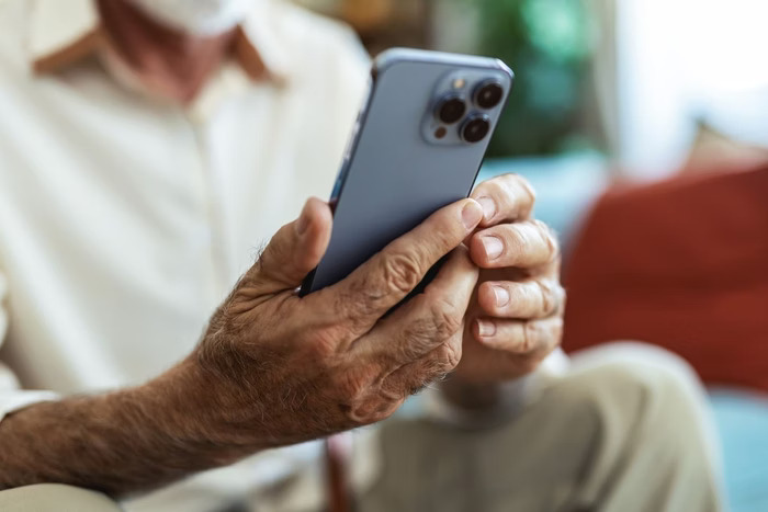 IBGE: Uso de internet por pessoas acima de 60 anos é o que mais aumenta no Brasil