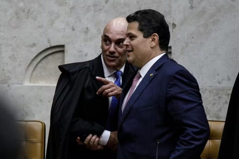 O ministro Alexandre de Moraes e o presidente do Senado Federal, Davi Alcolumbre — Foto: Brenno Carvalho / Agência O Globo