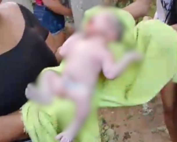 Bebê recém nascido foi jogado em barranco - (Foto: Reprodução/WhatsApp).