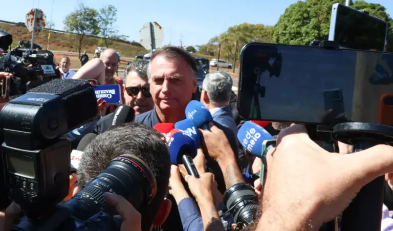 Jair Bolsonaro nega ser dono do pen drive encontrado em seu banheiro.