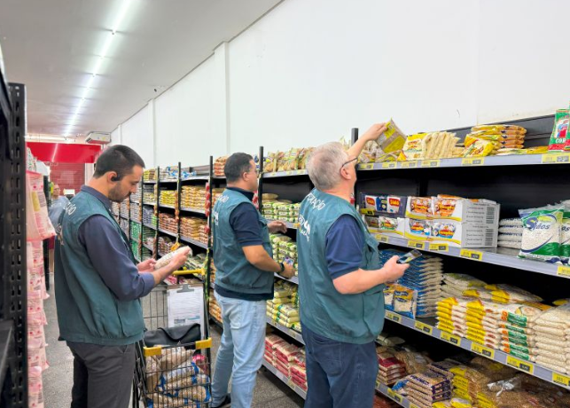 Operação fiscaliza supermercados em Manaus e descarta mais de 1.200 produtos impróprios para consumo