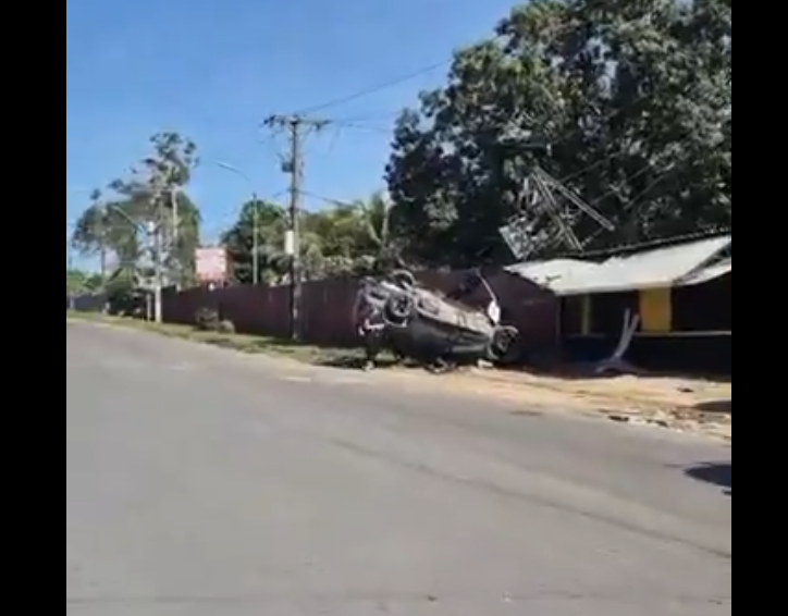 Caminhonete atinge casas, derruba poste e causa apagão em bairro de Manaus