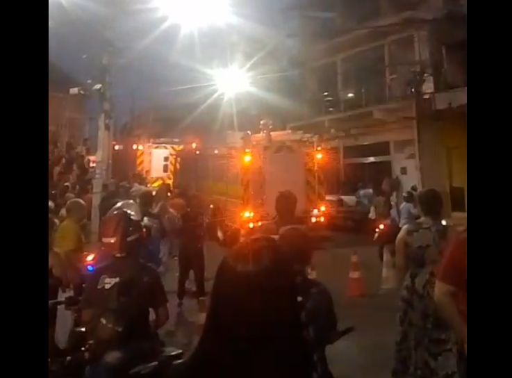 Prédio pega fogo e assusta moradores em Manaus