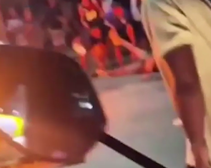 IMAGENS FORTES: Homem é queimado vivo em guerra entre facções no RJ