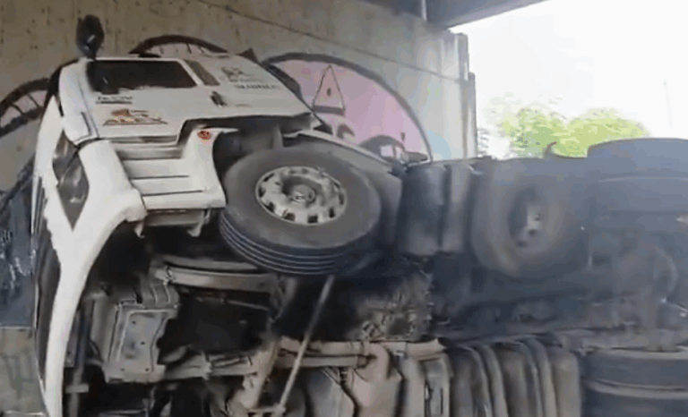 Carreta tomba em passagem de nível em Manaus