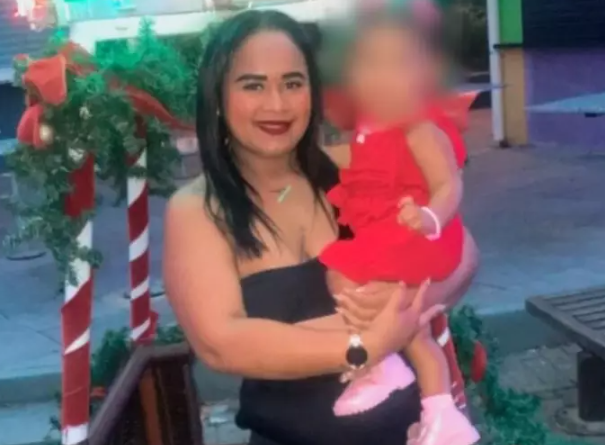 Jovem morre ao salvar filha de 3 anos durante acidente com carro desgovernado em SC