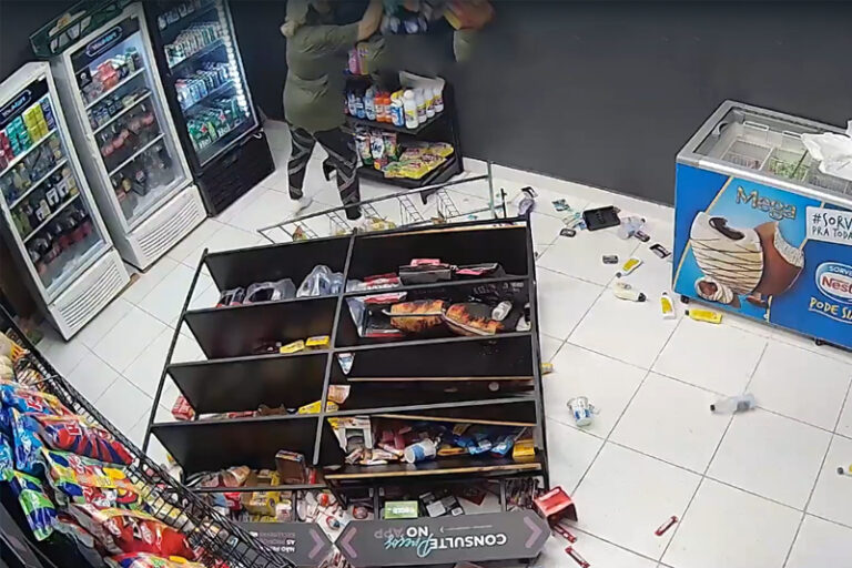 VÍDEO: Moradora quebra loja de conveniência em condomínio de Manaus e ameaça funcionário