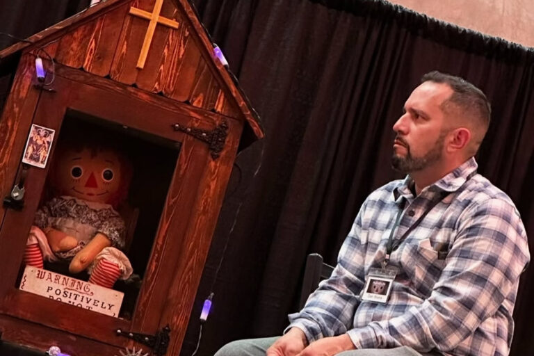 EUA: Investigador paranormal morre durante turnê com a boneca Annabelle
