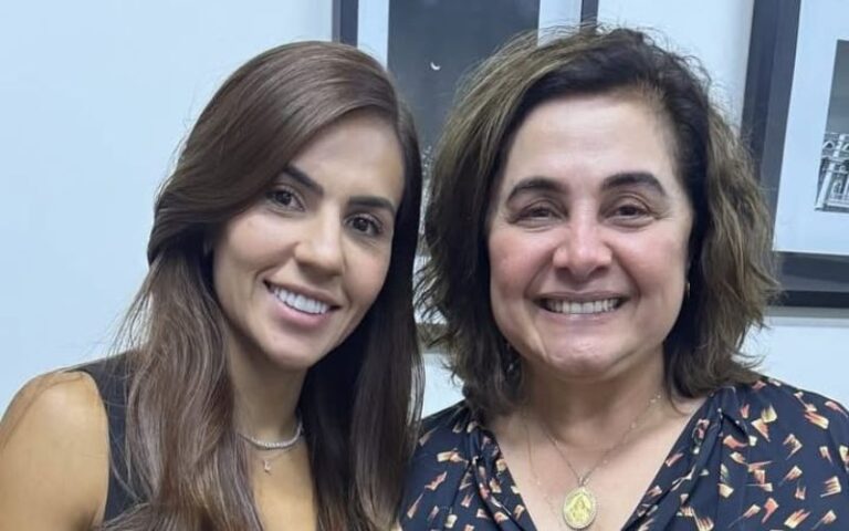 Maria do Carmo ao lado de Débora Menezes em publicação nas redes sociais