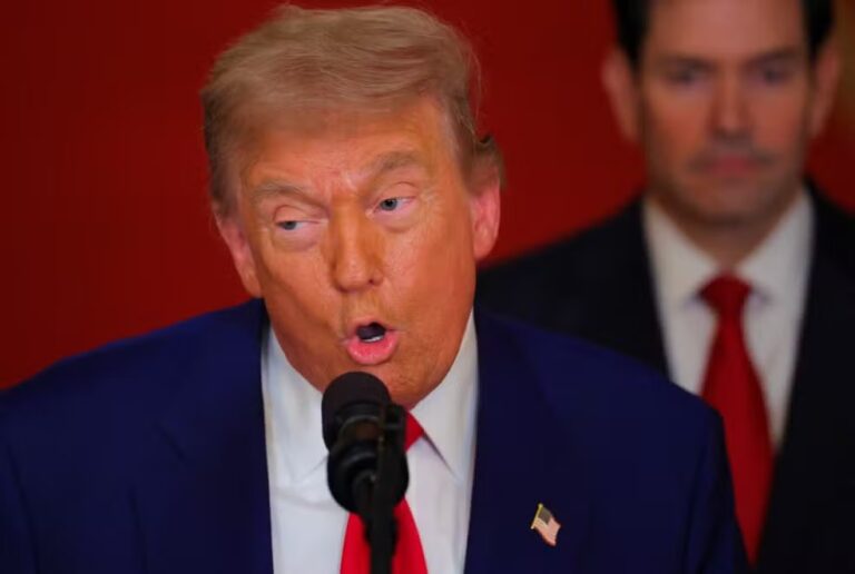 Donald Trump afirma que países alinhados às políticas do BRICS terão tarifa adicional de 10%; entenda