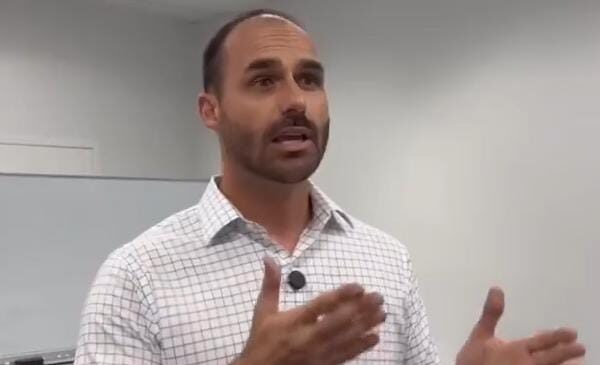 Nos EUA, Eduardo Bolsonaro diz estar atuando para dificultar diálogo dos senadores que tentam reverter tarifaço Nos EUA, Eduardo Bolsonaro diz estar atuando para dificultar diálogo dos senadores que tentam reverter tarifaço