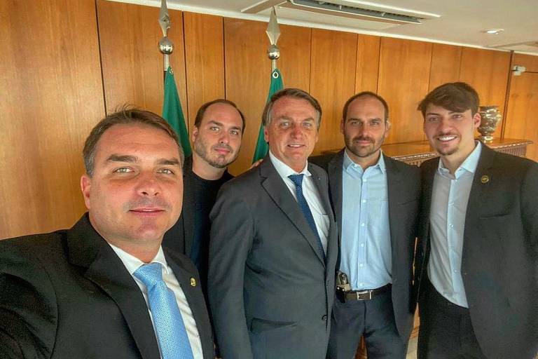 PT chama família Bolsonaro de ‘vira-lata’ e alfineta: “Vive abaixando a cabeça pros gringos”