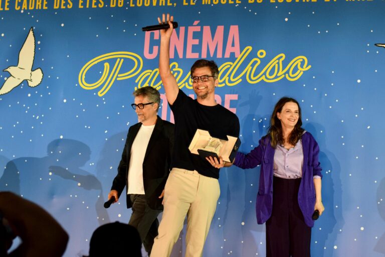 VÍDEO: Wagner Moura dança frevo e recebe prêmio de Melhor Ator em exibição de "O Agente Secreto" na França