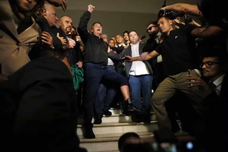 Jair Bolsonaro exibe tornozeleira