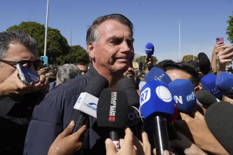 Bolsonaro diz que não sabia do pendrive encontrado no banheiro: “Vou perguntar da minha esposa se era dela”