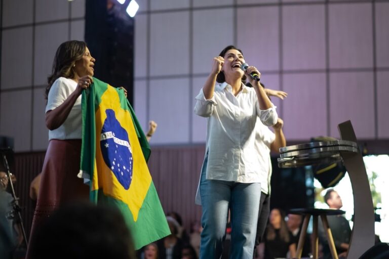Michelle Bolsonaro durante culto na Catedral da Bênção, em Taguatinga
