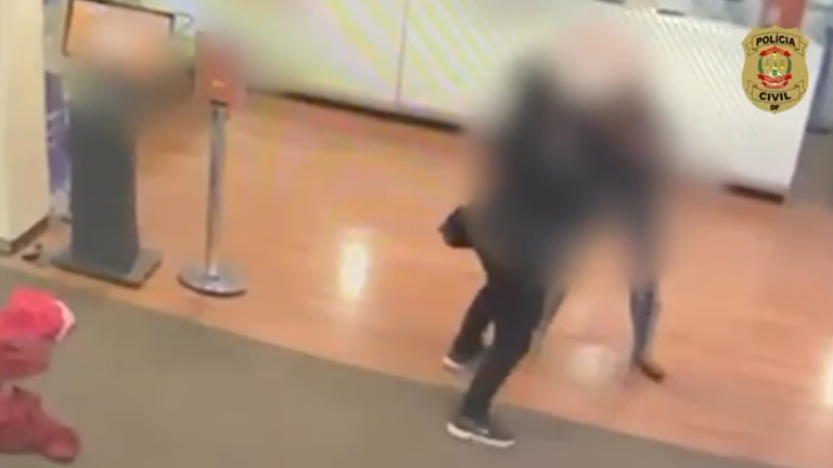 VÍDEO: Homem esfaqueia moradora de rua em aeroporto de Brasília