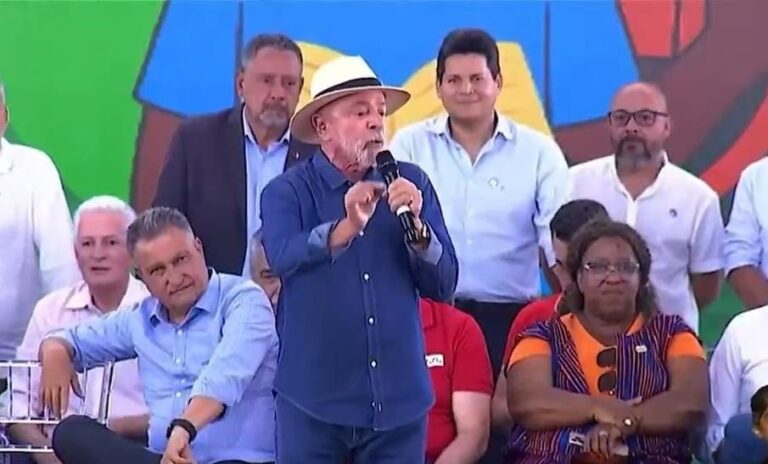 Lula chama Bolsonaro de “fujão” e afirma: “Se a Justiça decidir, ele vai pro xilindró”