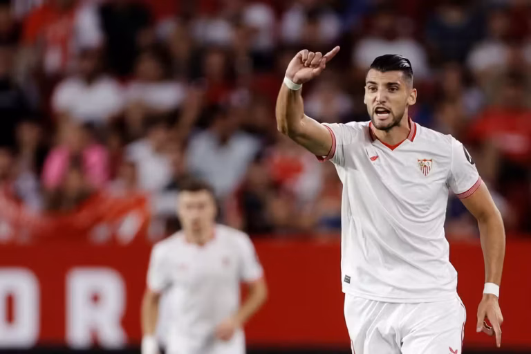 Rafa Mir, centroavante, em ação pelo Sevilla (Foto: Getty Images)