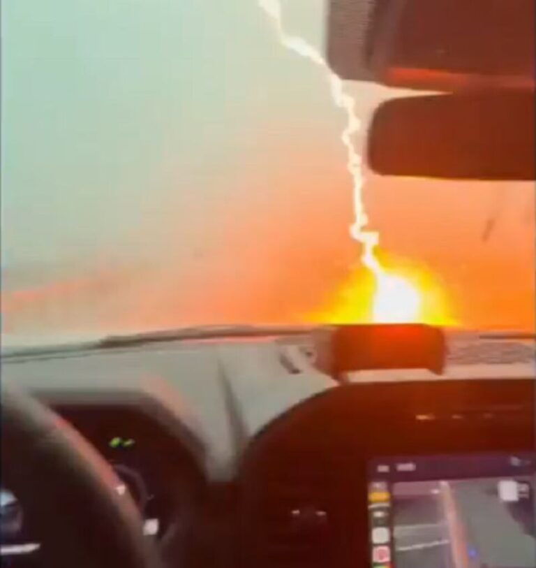 Raio atinge caminhão em movimento durante tempestade no Texas; vídeo impressiona