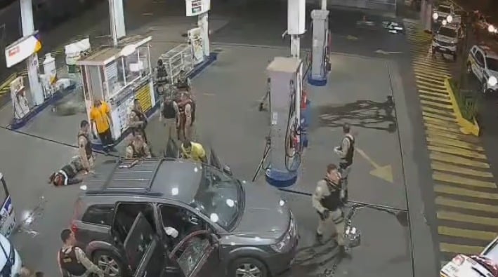 Após tiroteio com a polícia, cinco suspeitos morrem em posto de gasolina de Minas Gerais