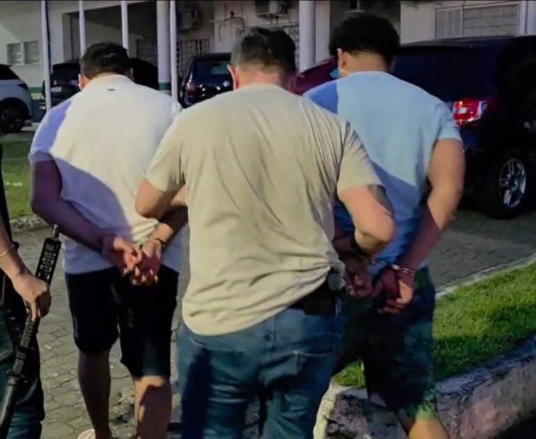 Dupla é presa com arma semiautomática ao fazer 'delivery de drogas' em Manaus