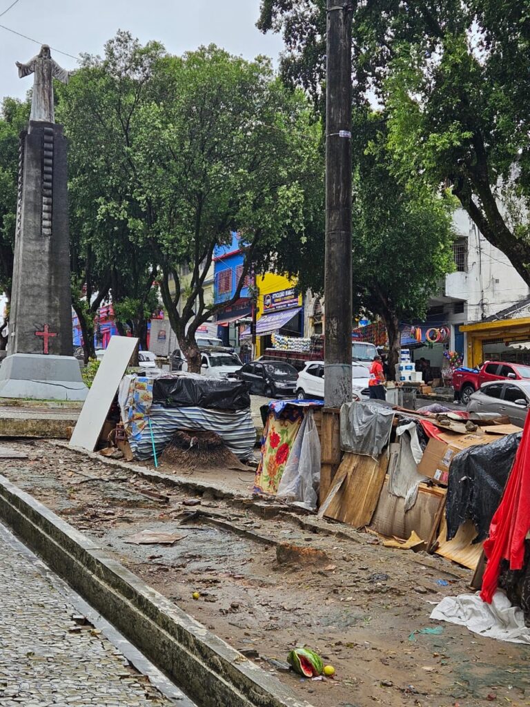 Após morte nas grades da Igreja dos Remédios, morador do Centro denuncia abandono e omissão do poder público