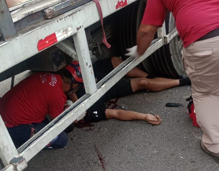 Motociclista é quase esmagado por caminhão em Manaus