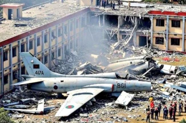VÍDEO: Avião militar sobre faculdade e mata 19 pessoas em Bangladesh; cerca de 50 crianças e adultos foram feridas