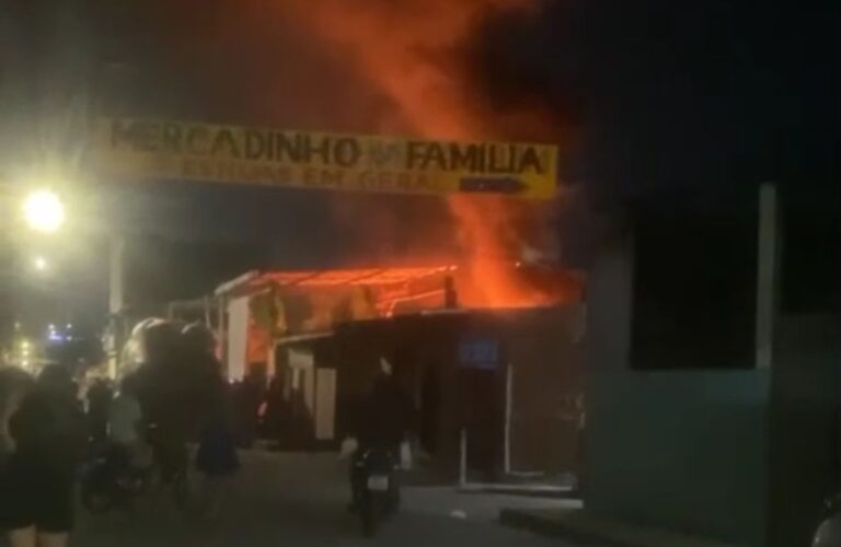 VÍDEO: Incêndio atinge fábrica de recicláveis na zona Leste de Manaus e assusta moradores