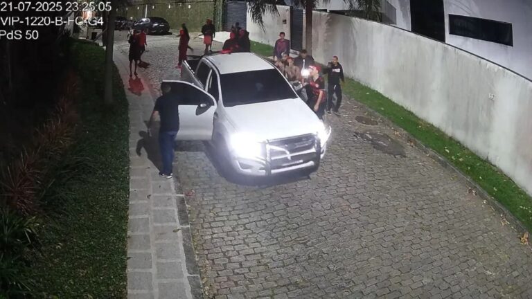 Novos vídeos mostram Oruam e amigos atacando viatura da polícia em condomínio do RJ; veja