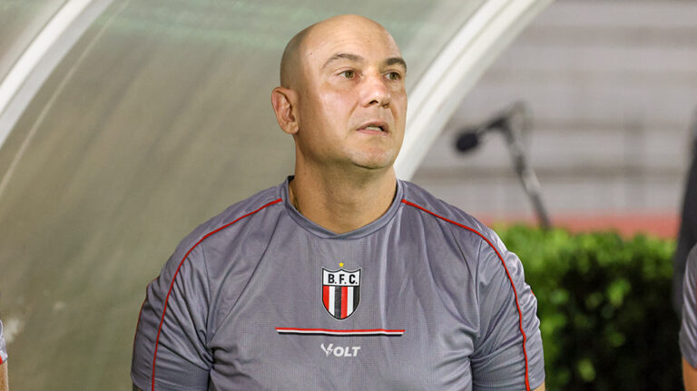 À procura de um técnico, o Amazonas iniciou conversar com Márcio Zanardi para assumir o comando da equipe na Série B do Campeonato Brasileiro. A diretoria Aurinegra sondou a situação do profissional, ex-treinador do Botafogo-SP. Ainda não há avanços na negociação, mas Márcio Zanardi, de 46 anos, acenou como positivo para sua primeira experiência na região Norte do país. Natural de São Paulo, o treinador estava sem clube desde sua saída da Pantera Negra em maio deste ano. Márcio Zanardi chegou ao clube do interior paulista em setembro de 2024, e esteve à frente da equipe de Ribeirão Preto em 30 partidas: com sete vitórias, oito empates e 15 derrotas. No período, o treinador teve um desempenho de 32,22%. Na carreira, Zanardi acumula passagens por Goiás-GO, São Bernardo-SP, Santos-SP, Guarani-SP, Portuguesa-SP, Corinthians-SP, Al-Nasr (Emirados Árabes Unidos), FC Vilnius (Lituânia) e Grêmio Audax-SP. Em caso de acerto, Márcio Zanardi estará à beira do campo como técnico do Amazonas na partida contra o Cuiabá, na terça-feira (08/07), às 19h30, na Arena Pantanal, pela 16ª rodada da Série B. Rafael Lacerda Após derrota por 1 a 0 para o Athletico-PR, a diretoria do Amazonas anunciou a demissão do técnico Guilherme Alvez, de 51 anos, no domingo (06/07), e sondou o técnico Rafael Lacerda para sequência da Série B. Contudo, o técnico gaúcho, ex-Vila Nova, recusou a oferta. Zona de rebaixamento O Amazonas ocupa a 19ª posição da tabela de classificação, com 14 pontos. Em 15 jogos disputados na segunda divisão, o clube acumula três vitórias, cinco empates e sete derrotas. Um aproveitamento de 31,1%.