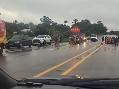 VÍDEO: Populares registram acidente na AM-070 com possível vítima presa entre ferragens, em Manacapuru