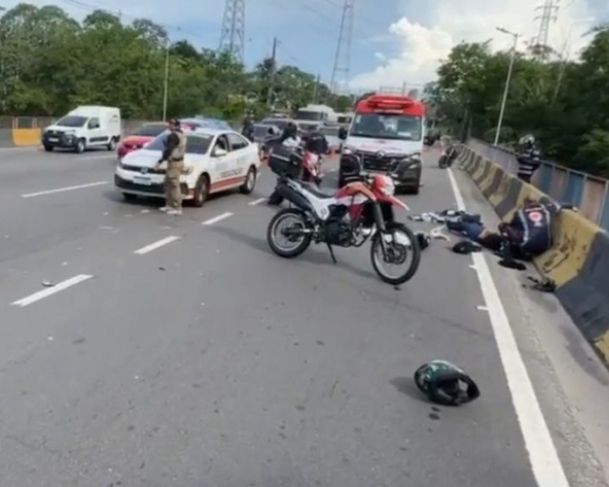 Acidente entre motos deixa mulher ferida na Avenida das Torres