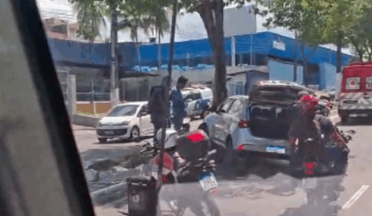VÍDEO: Carro bate em árvore em canteiro na Av. Rodrigo Otávio, em Manaus