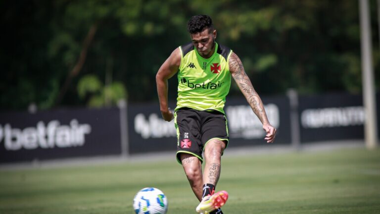 Adson se machucou durante treino (Foto: Matheus Lima/CRVG)