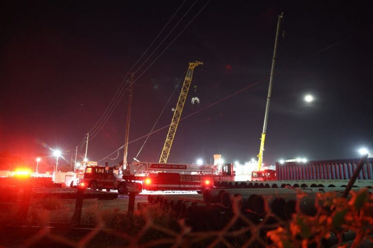 Em Los Angeles, 31 trabalhadores ficam presos em desabamento de túnel