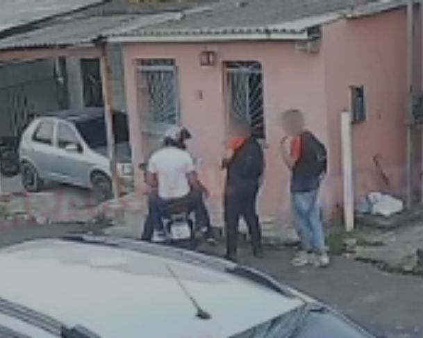 Criminosos assaltam estudantes