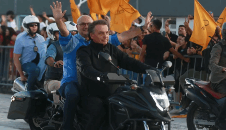 Bolsonaro e coronel Menezes durantes motociata em Manaus