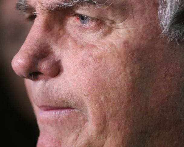“Nada mudou, nada posso falar”, declara Bolsonaro sobre orientação dos advogados
