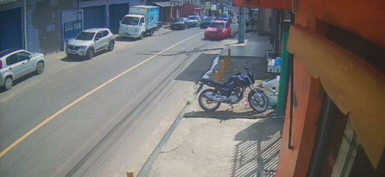 Carro invade contramão e atropela homem e criança em Manaus