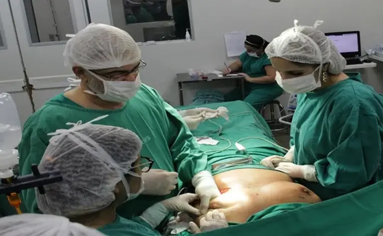 Cirurgia plástica promove reconstrução de mama em mulheres - (Foto: Cirurgia/Reprodução).