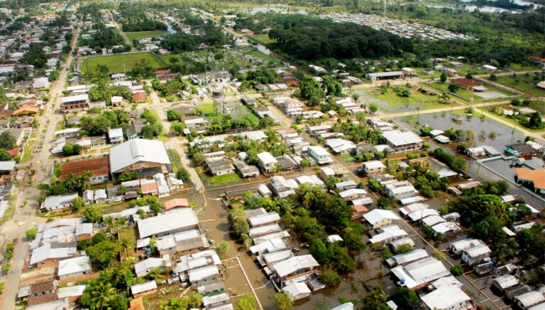 Prefeitura de Codajás autoriza contrato de R$ 831 mil para construção de praça poliesportiva; gestão é alvo de críticas e investigações