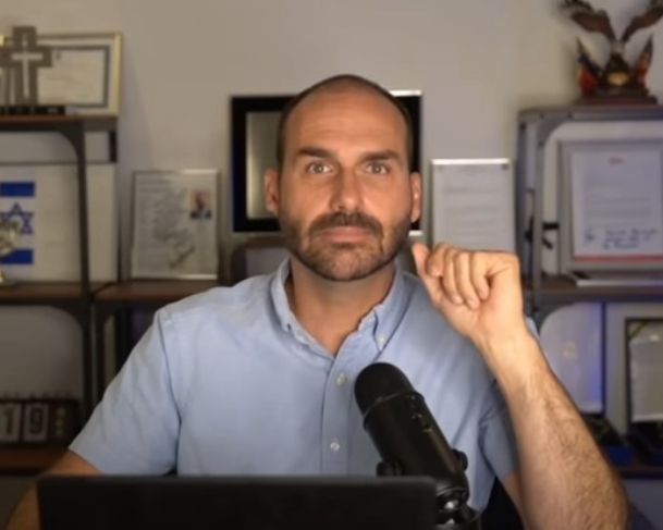 Eduardo Bolsonaro afirma que não vai renunciar cargo e desafia Moraes: “Coloca isso no inquérito”