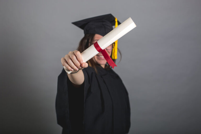 Diploma "de papel" do ensino superior não terá mais validade: Entenda a mudança