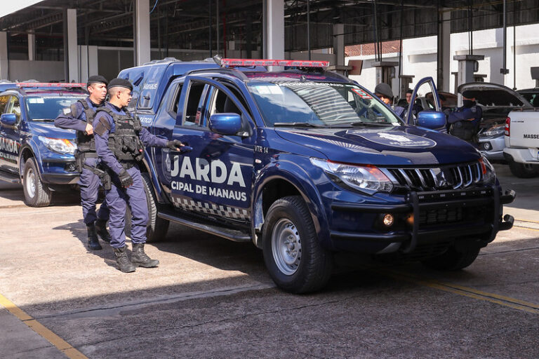 Foragido é preso ao ser flagrado com drogas na Ponta Negra em Manaus