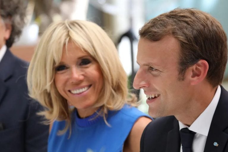 Macron processa influenciadora por dizer que primeira-dama francesa "nasceu homem"