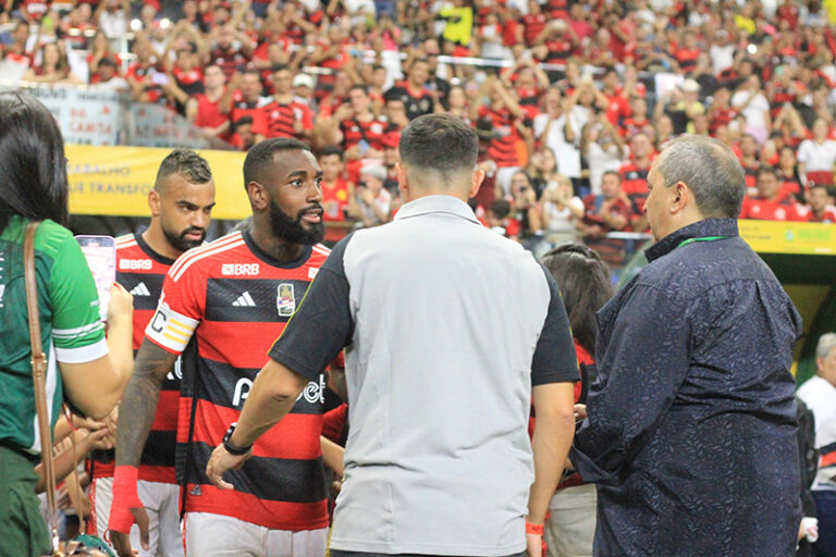 Gerson com a camisa do Flamengo na Arena da Amazônia, em Manaus (Foto: Josemar Antunes)